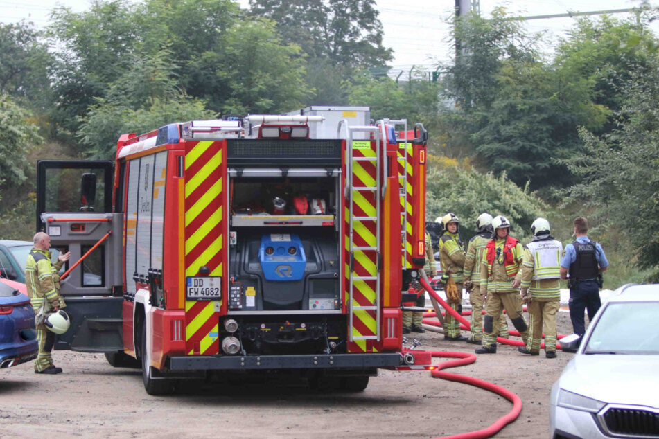 Einsatzkräfte der Feuerwehr waren vor Ort und bekämpften die Flammen am Fahrzeug.