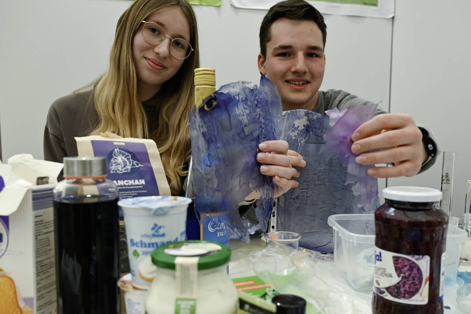Emilia Jolina Raab und Maurice Roßbach von der Lahntalschule Biedenkopf nehmen mit ihrem Projekt "Smarte Folie" am hessischen Landeswettbewerb "Jugend forscht" teil.