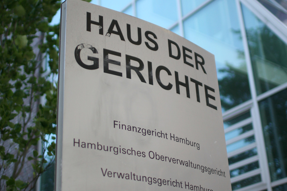 Im "Haus der Gerichte" in Hamburg sind das Oberverwaltungsgericht und das Verwaltungsgericht untergebracht. Die Zahl der Verfahren zu Corona-Maßnahmen ist weiterhin hoch. (Symbolfoto)