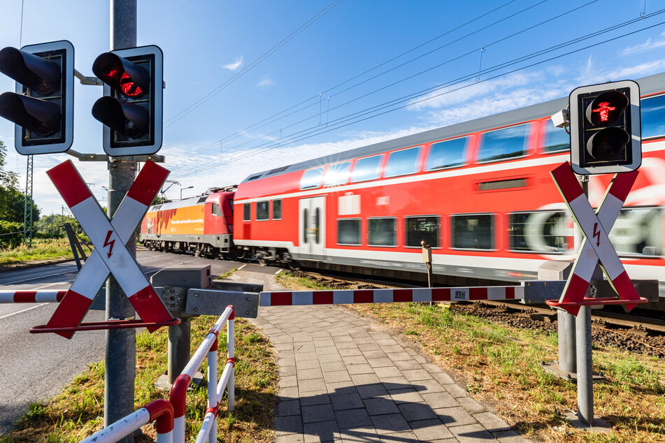 An einem Bahnübergang in Niedersachsen war eine Regionalbahn mit einem Auto kollidiert. (Symbolbild)