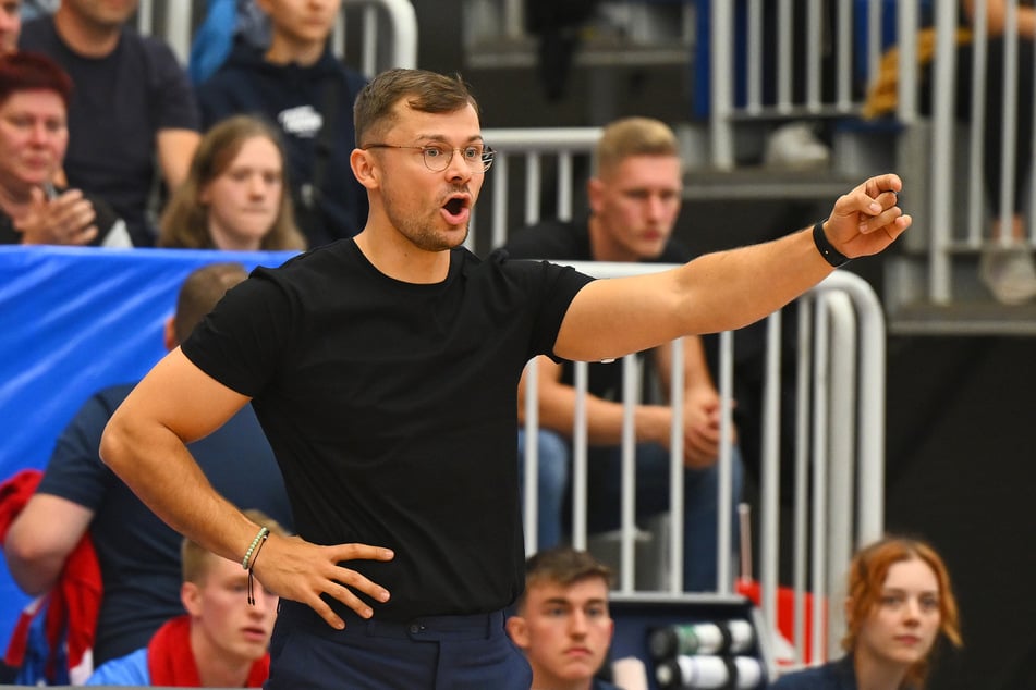 Coach Fabian Strauß (30) zeigt genau auf, warum er die drei Neuzugänge wollte und wie er dabei vorgeht.