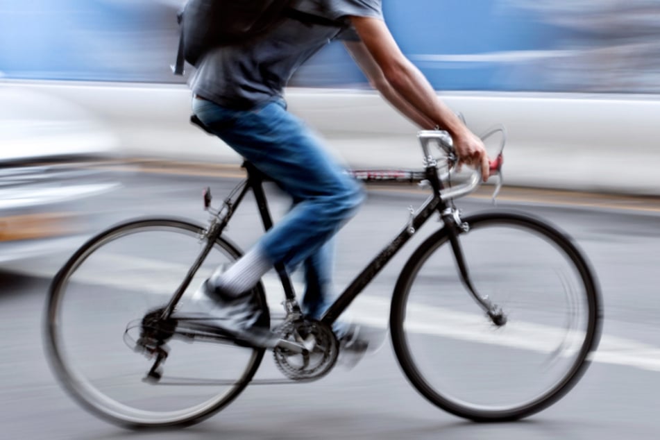 Ein Radfahrer (39) wurde in Chemnitz von einem 34-Jährigen umgestoßen und ausgeraubt. (Symbolbild)