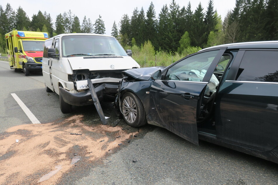 Heftiger Frontal-Crash auf der B169 bei Schneeberg: Ein VW-Transporter krachte mit einem Opel zusammen.