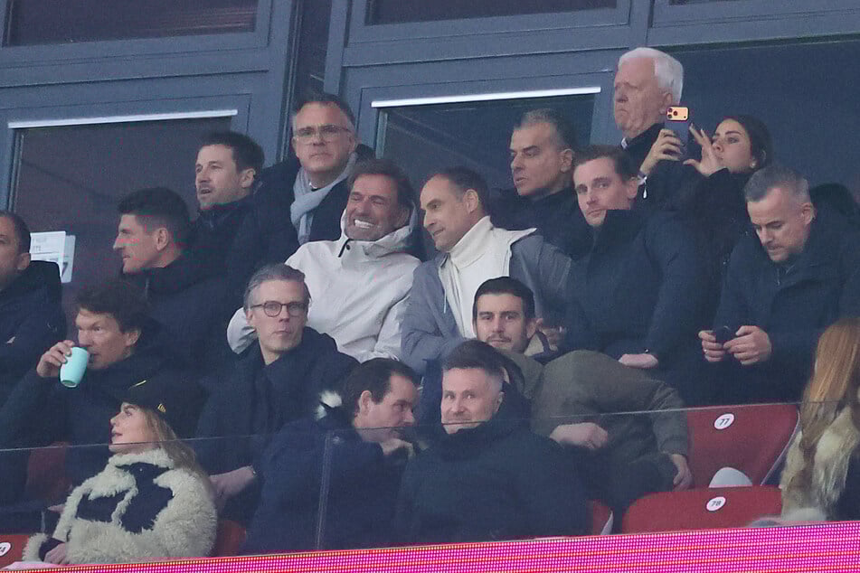 Gemeinsam schauten sich Jürgen Klopp (unübersehbares Lächeln) und Oliver Mintzlaff das abschließende Spiel des Jahres an.