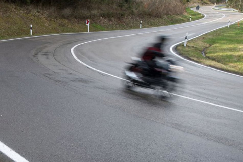 Ein 19 Jahre alter Motorradfahrer verstarb im Krankenhaus. (Symbolfoto)