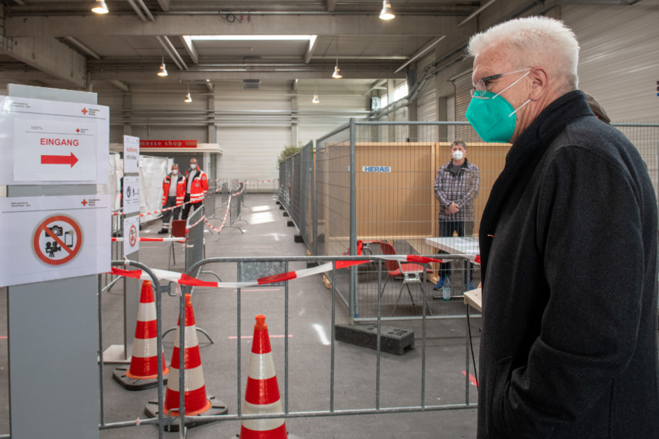 Baden-Württembergs Ministerpräsident Winfried Kretschmann (72, Grüne) betritt im Ulmer Messezentrum eine als Impfzentrum eingerichtete Ausstellungshalle.