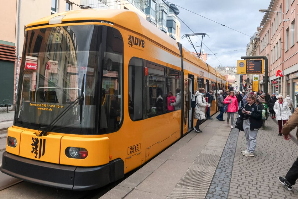 Die Linie 6 am Schillerplatz: Seit Wochen diskutiert die Stadt über mögliche Kürzungen bei den DVB.