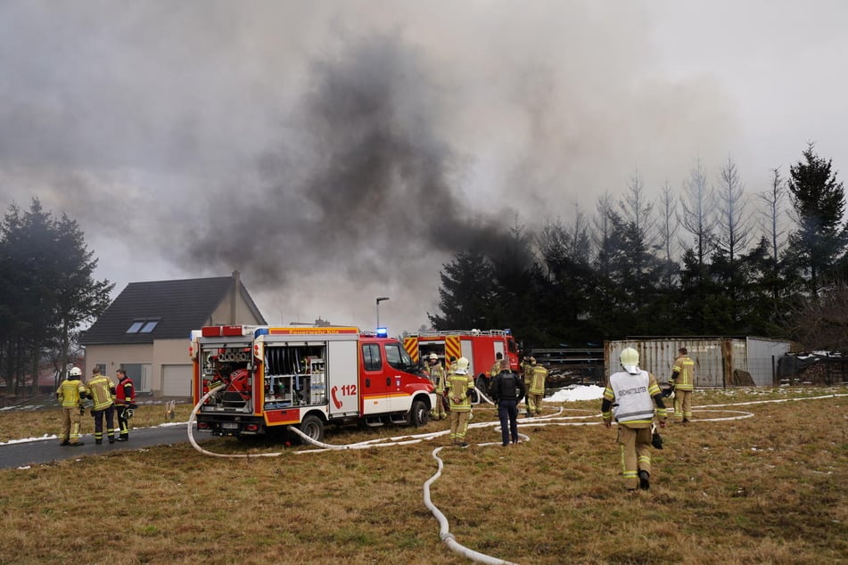 Zahlreiche Einsatzkräfte der Feuerwehr sind im Einsatz, um den Brand unter Kontrolle zu bringen.