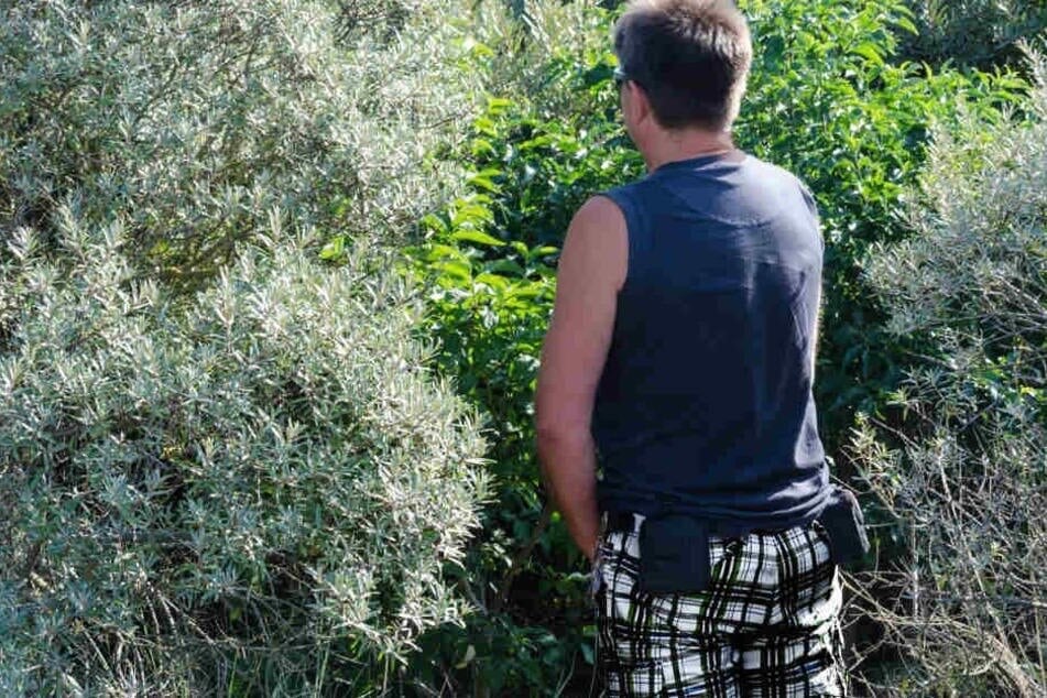 Der 69-Jährige aus Bayern wollte sich lediglich draußen kurz erleichtern - doch dabei stürzte er eine Böschung hinab. (Symbolfoto)