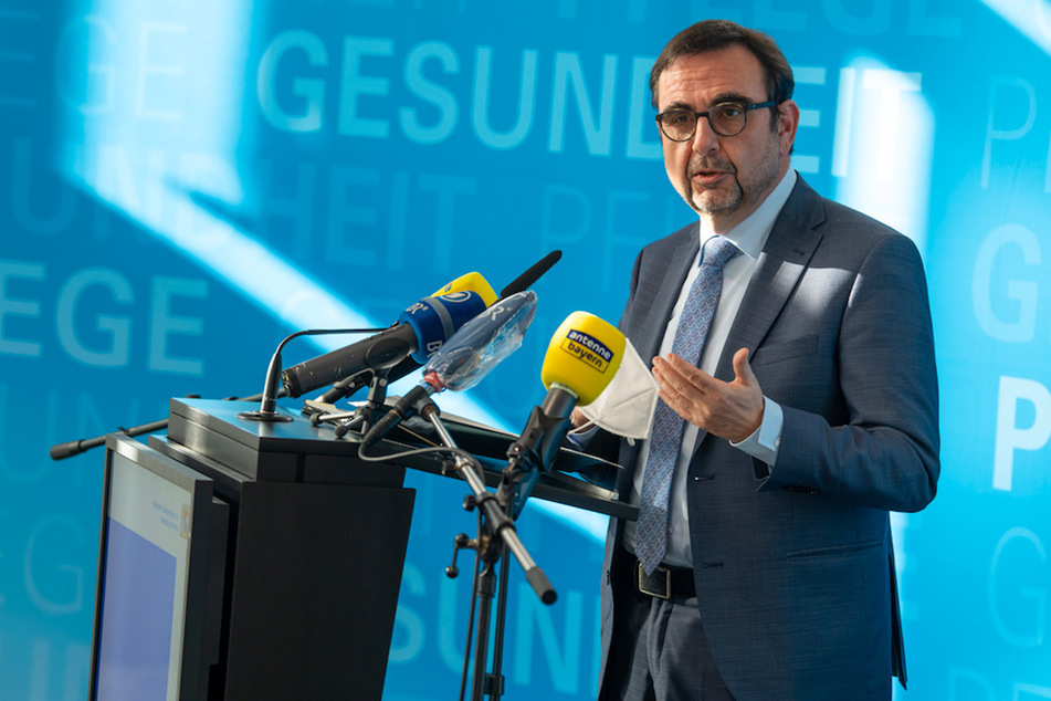 Klaus Holetschek (56, CSU), Staatsminister für Gesundheit und Pflege, gibt ein Statement ab.