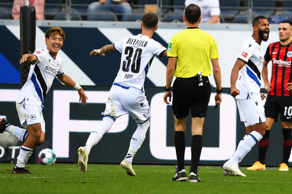 Cebio Soukou (28, 2.v.r.) erzielte am 1. Spieltag der Saison 2020/21 sein einziges Bundesliga-Tor für Arminia Bielefeld. Am Ende spielte der DSC 1:1 bei Eintracht Frankfurt.