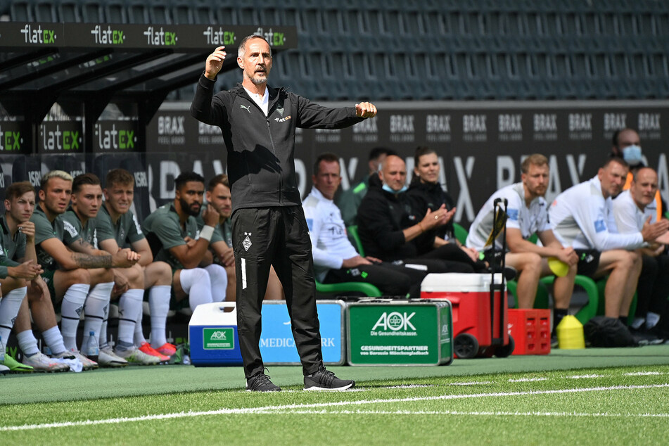 Lief noch nicht perfekt: An der Seitenlinie musste Fohlen-Trainer Adi Hütter (51, v.) allerhand dirigieren.