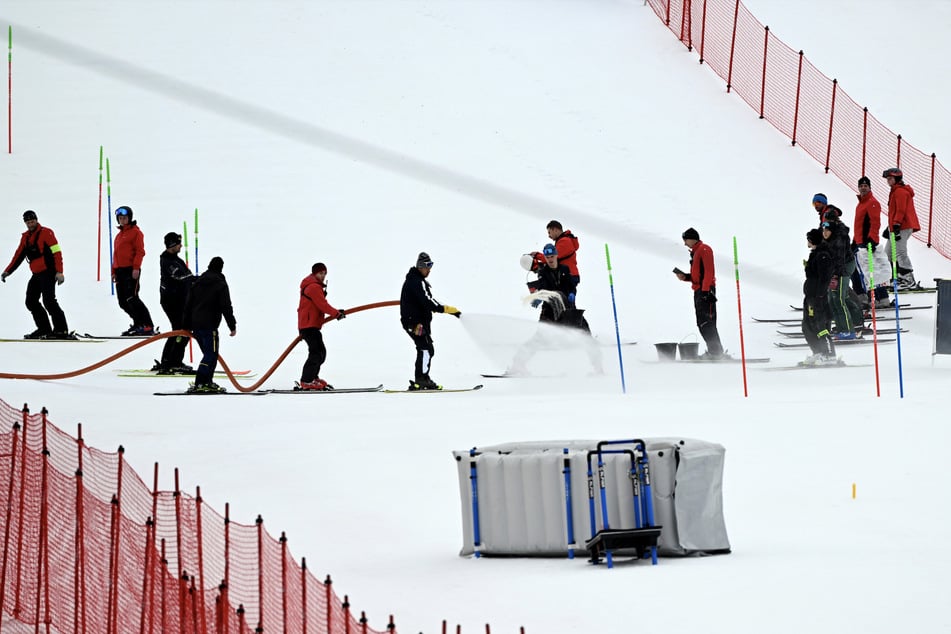 Mit Wasser und Salz musste bereits vor einem Jahr die Kandahar präpariert werden. Heuer kann das Ski-Rennen wetterbedingt nicht in Garmisch-Partenkirchen stattfinden.