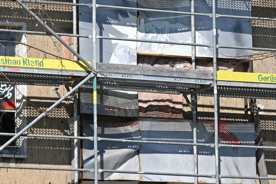 Jahrelang hing ein auffälliger Blechkasten an der Fassade des Hauses, wie diese Bilder vom Frühjahr 2025 zeigen.