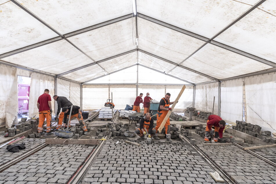 Fünf Meter Schienen- und Pflasterlegung schaffen die Bauarbeiter pro Tag in den temperierten Zelten.