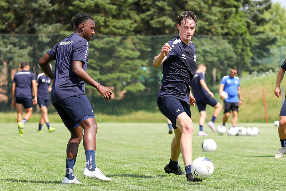 Bei Davis Smith (25, r., mit Stephan Mensah, 23) soll noch in dieser Woche alles geklärt werden.