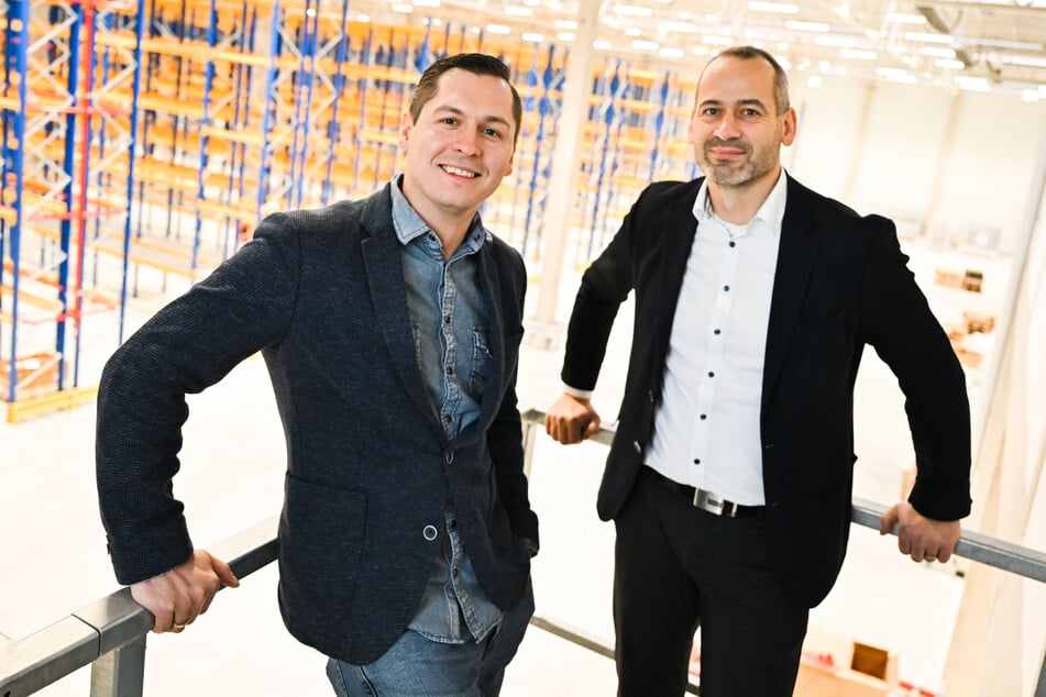 Nino Walter (l.), Leiter Logistik bei "DB Schenker" in Dresden, und Jörg Schilling, Leiter der Dresdner Geschäftsstelle, wollen mit der Erweiterung des Logistik-Zentrums den Standort stärken.