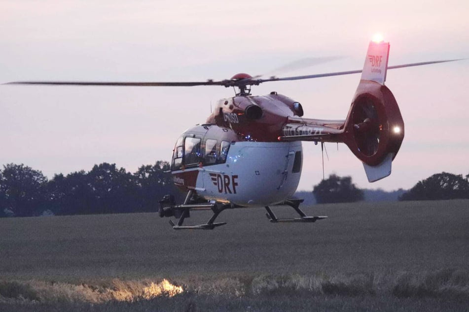 Ein Rettungshubschrauber hat die Schwerverletzte in eine Klinik transportiert. (Symbolfoto)