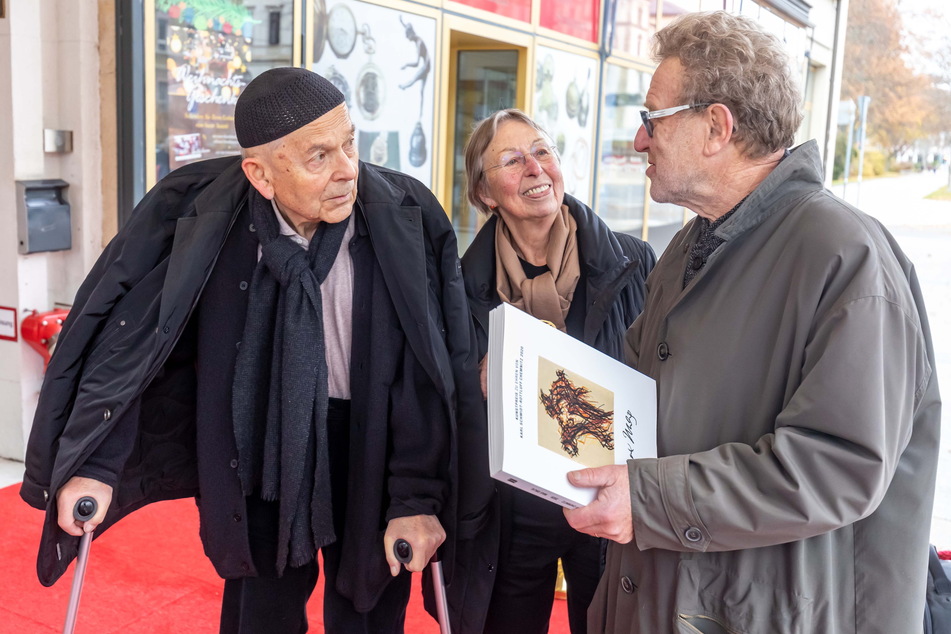 Max Uhlig (83) und Angela Simon freuen sich mit Kunstpreisträger 2018, Michael Morgner, über Treffen und Ehrung.