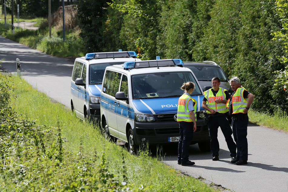 Bundespolizisten stehen neben einer Bahnstrecke in Hamburg: Im Stadtteil Sülldorf wurde eine Radfahrerin verletzt. (Archivbild)