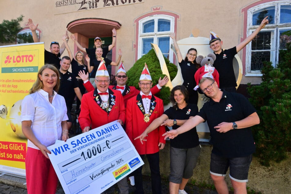 Ein Tausender für die "Krone": Der Karnevalsverein im Lichtensteiner Ortsteil Heinrichsort freut sich über die Lotto-Spende.