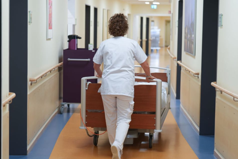 Der Patientin wird vorgeworfen, die Dienstkleidung einer Krankenschwester geklaut und sich als Mitarbeiterin des Krankenhauses ausgegeben zu haben. (Symbolbild)