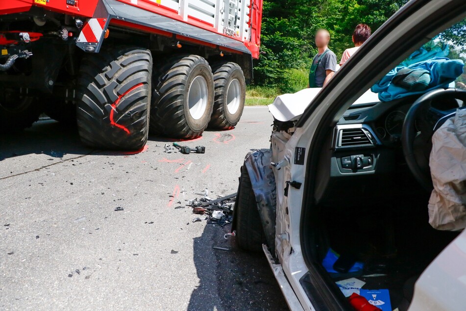 Im und neben dem Unfallfahrzeug sind die Spuren des Crashs deutlich zu erkennen.