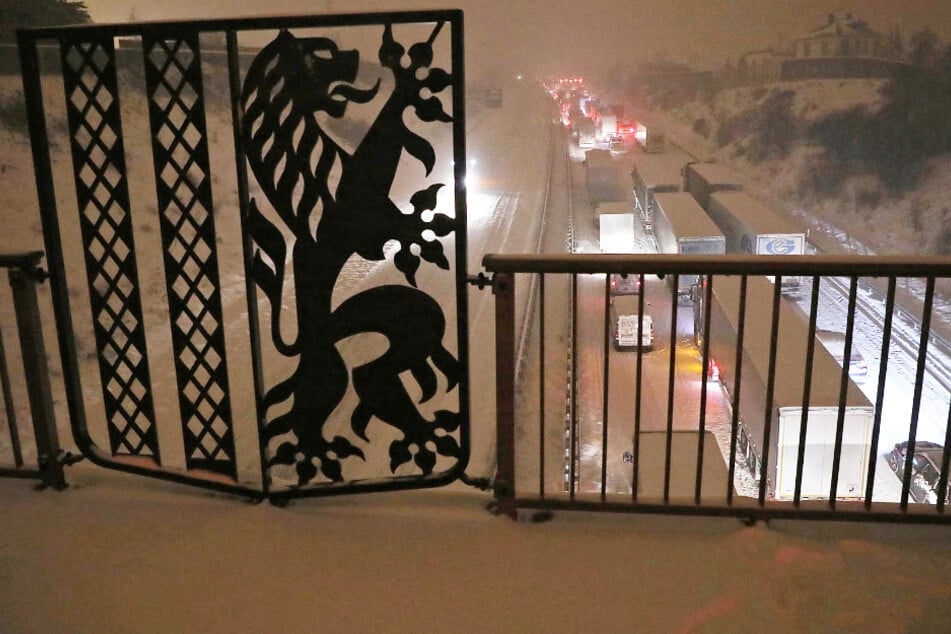 Die Autobahn 4 in Dresden versinkt im Schnee. Unfälle und Stau halten die Einsatzkräfte auf Trab.