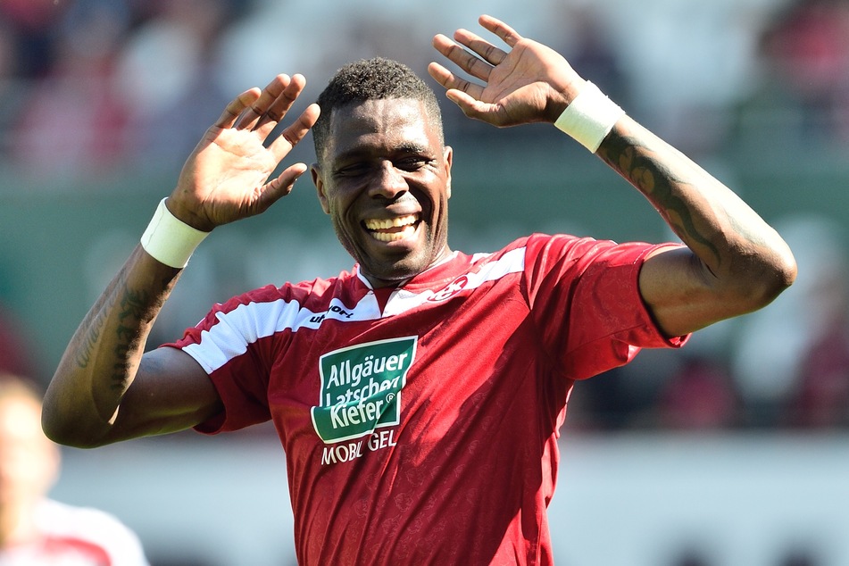 Mohamadou "Mo" Idrissou hat die Fußballschuhe auch mit 40 Jahren noch immer nicht an den Nagel gehängt.
