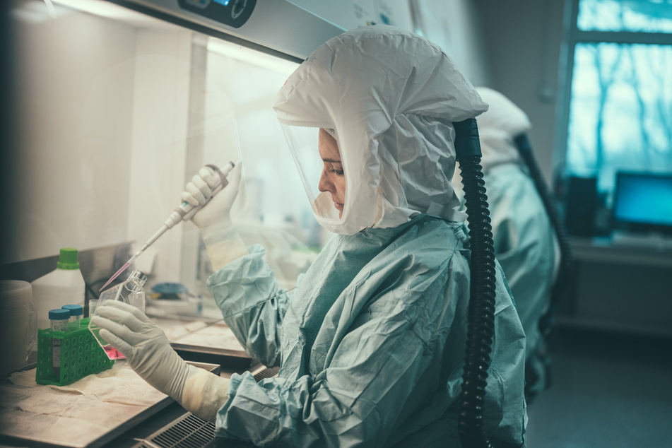 Eine Frau arbeitet im Institut für Mikrobiologie der Bundeswehr in München, wo das Affenpocken-Virus untersucht wurde.
