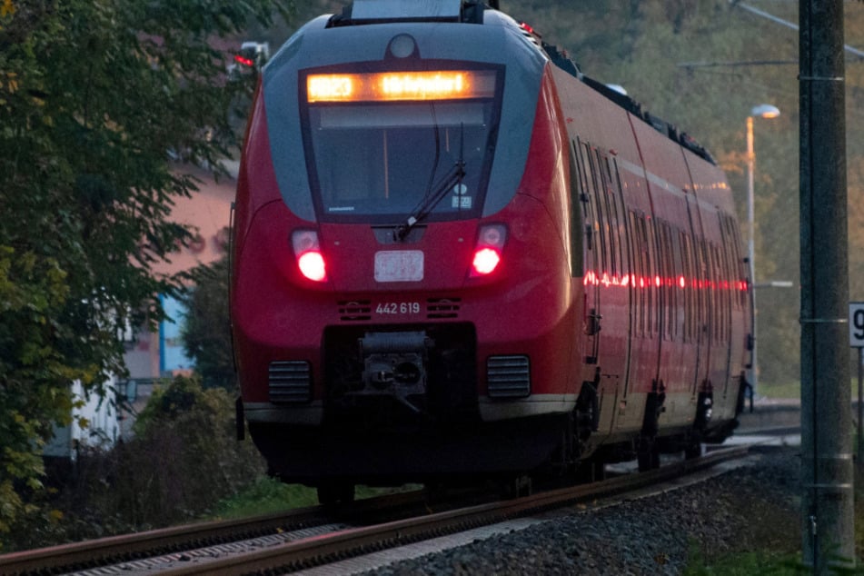 Feuer, Notfall und technischer Defekt: 340 Menschen aus Regionalzug evakuiert