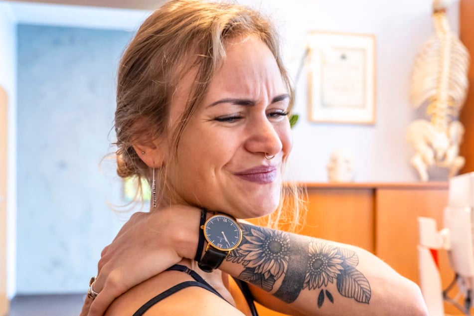 Unerträgliche Schmerzen in Schulter und Arm sind häufige Symptome des HWS-Syndroms.