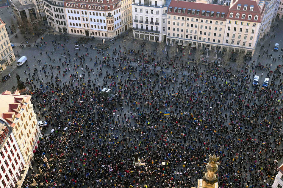 In ganz Sachsen gingen Menschen in Solidarität mit der Ukraine auf die Straße.