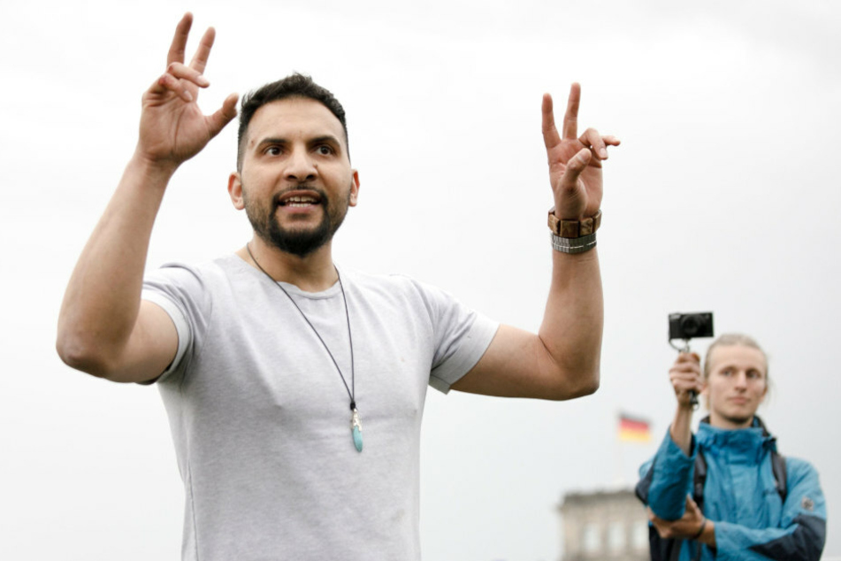 Attila Hildmann, Autor veganer Kochbücher, nimmt an einer Demonstration vor dem Reichstag teil.
