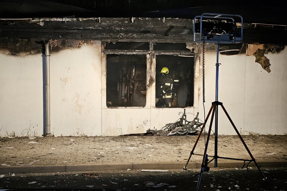 Das Gebäude wurde durch den Brand massiv beschädigt - die Wände sind teilweise völlig verkohlt.