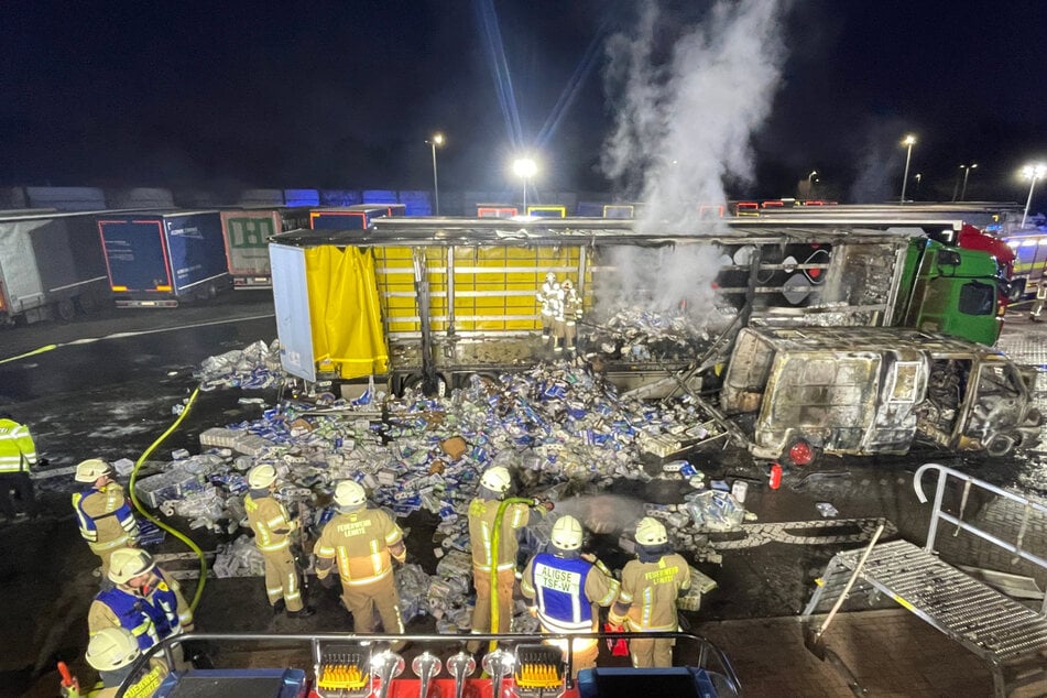 Ein Transporter und ein Lastwagen wurden im Zuge des Feuers völlig vernichtet.