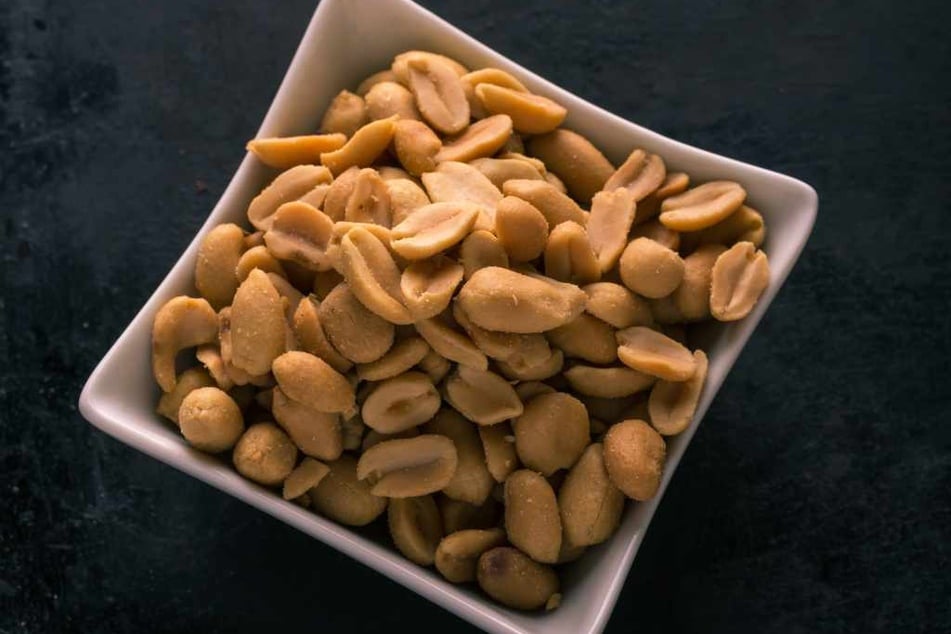 Erdnüsse sind ein beliebter Snack. Für Allergiker kann ihr Verzehr jedoch schlimme Folgen haben - oder wenn ihre Reste über die Klimaanlage übertragen werden.