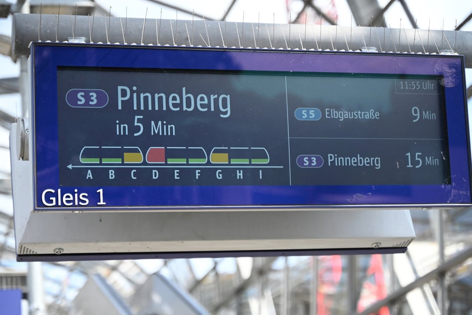 Auch an der Hamburger S-Bahn-Station "Elbbrücken" ist eine Auslastungsanzeige zu sehen.
