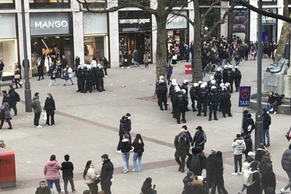 Die Polizei war mit zahlreichen Kräften in der Hamburger Innenstadt unterwegs.