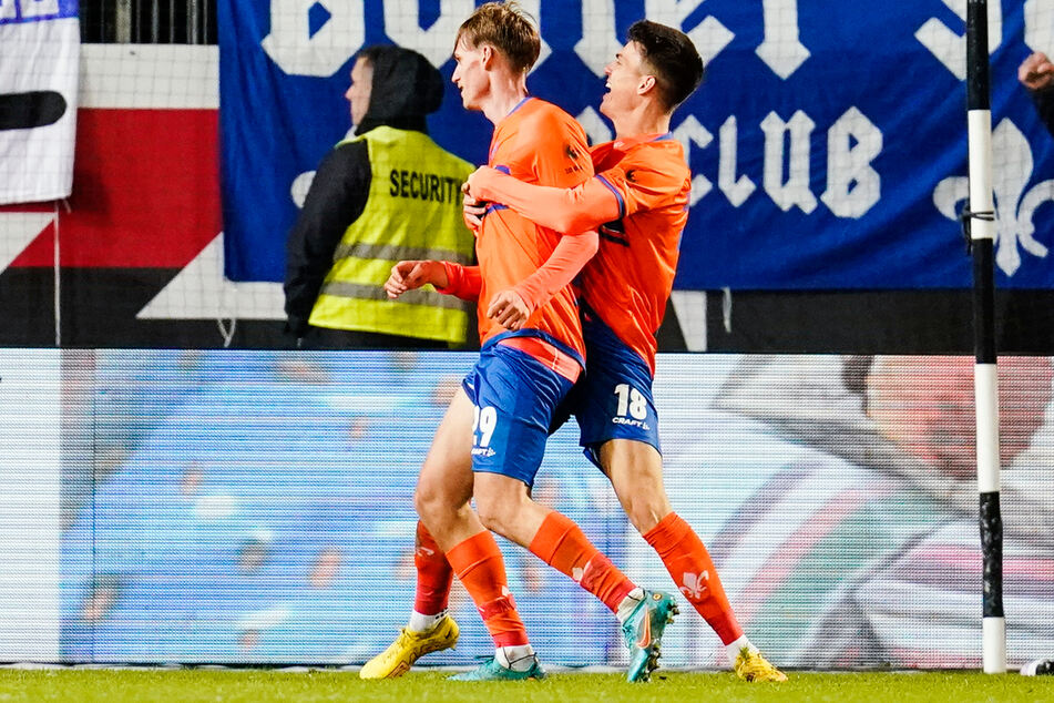 Torschützen unter sich: Oscar Vilhelmsson (l.) traf nach den beiden Toren von Mathias Honsak zum 3:0-Zwischenstand.