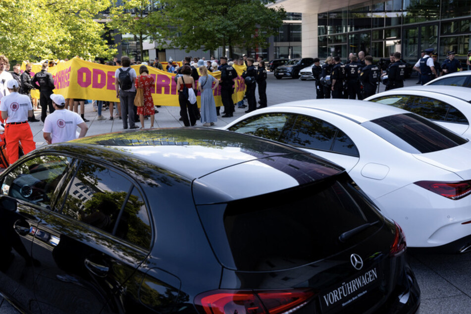 Vor dem Mercedes-Autohaus in München sammelten sich IAA-Gegner zu einer Protestaktion.
