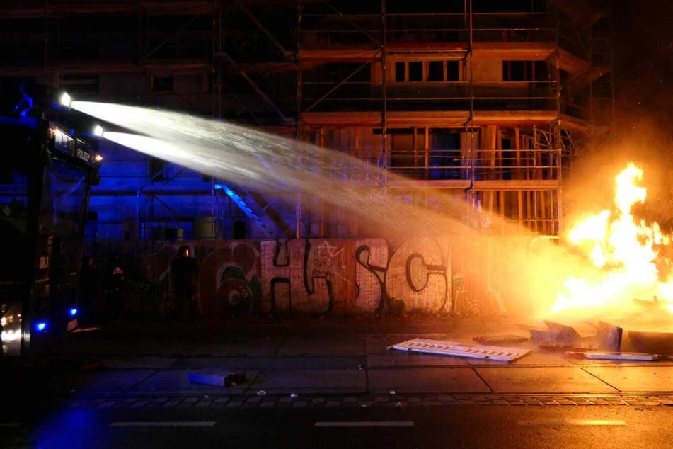 Wasserwerfer löschten die gelegten Feuer.