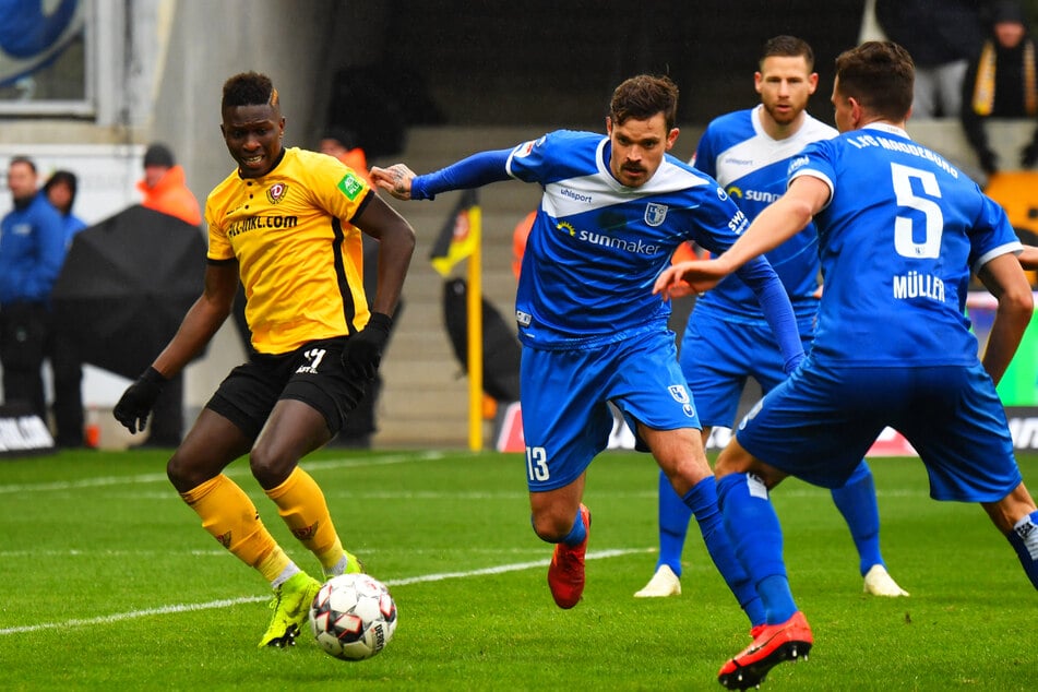Dennis Erdmann (30, 2.v.l.), hier im Trikot des 1. FC Magdeburg gegen den damaligen Dynamo-Stürmer Moussa Koné (24, l.), kann sich einen Wechsel ins Ausland gut vorstellen.