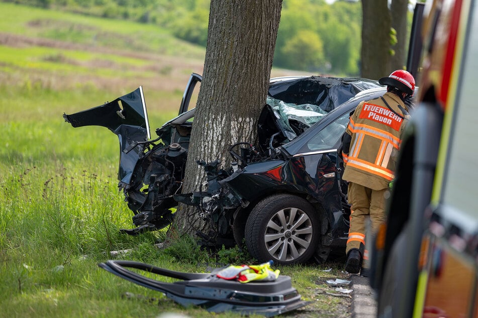 Der Fahrer wurde in dem Opel eingeklemmt. Er verstarb noch an der Unfallstelle.