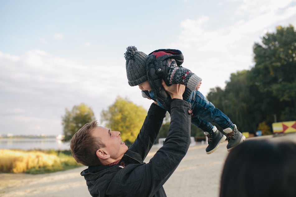 Knapp 90 Minuten später konnte das Elternpaar ihre Tochter wieder in den Arm nehmen. (Symbolbild)