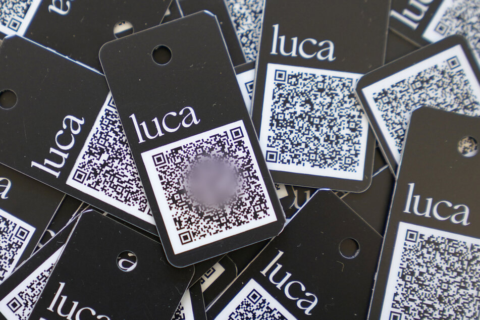 In Lübeck, Sylt und anderen Gemeinden Schleswig-Holsteins gibt/gab es die Luca-App zur Kontaktnachverfolgung auch als Schlüsselanhänger. Damit konnten auch Menschen, die kein Smartphone haben, in Geschäften, Theatern oder anderen Orten ihre Kontaktdaten hinterlegen.