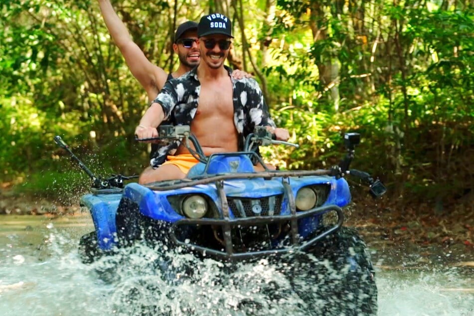 Martin (28) und Vladi (36) düsen auf ihrem Quad durch Thailand.