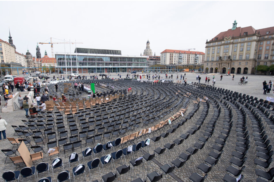 The empty rows of chairs on the Altmarkt in Dresden draw attention to the need for restaurateurs.