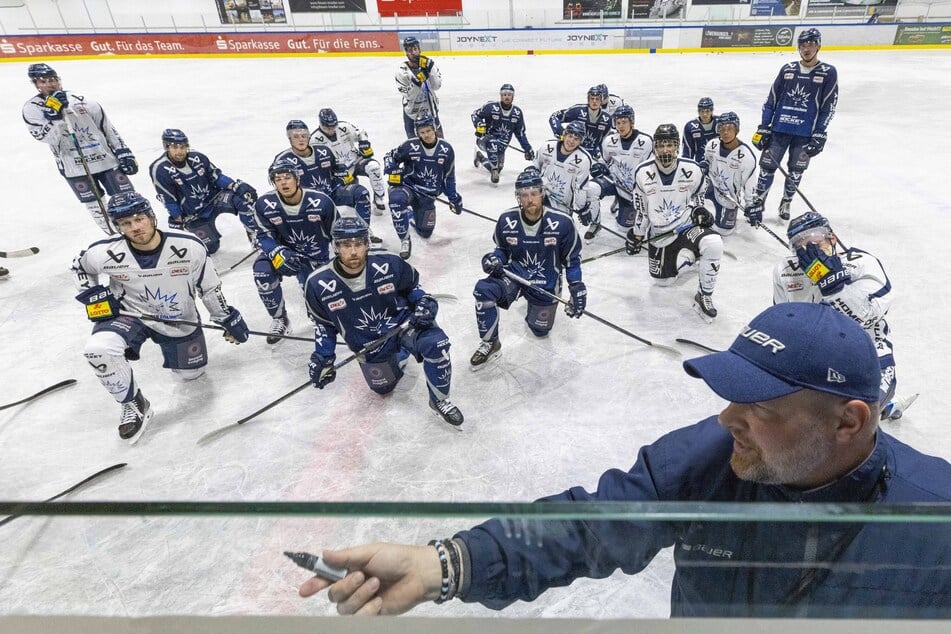 Wo steht wer? Die Struktur ist im System des Eislöwen-Trainers Bo Subr (r.) wichtig. Es wird wohl noch etwas dauern, bis es jeder komplett verinnerlicht hat.