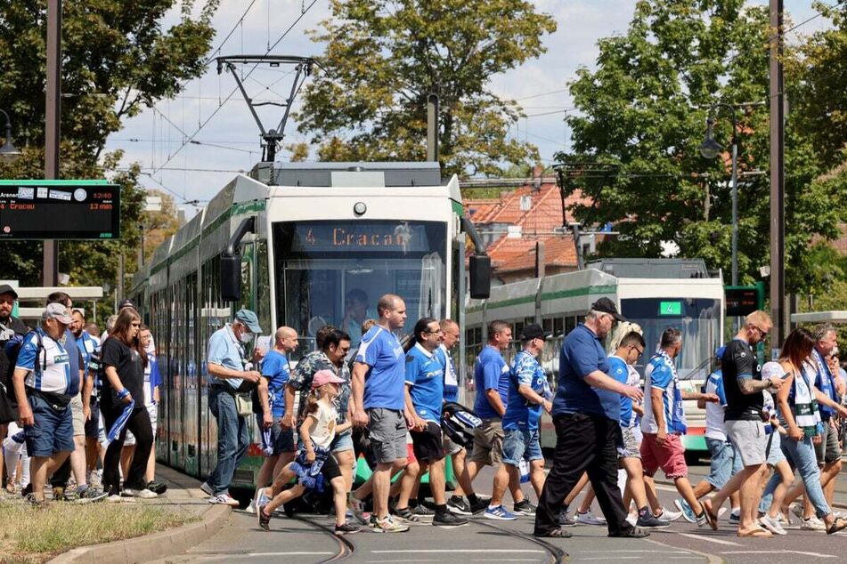 Da sich am Samstag viele Fans auf den Weg zum FCM-Stadion machen werden, soll mit Straßenbahnen angereist werden. (Archivbild)